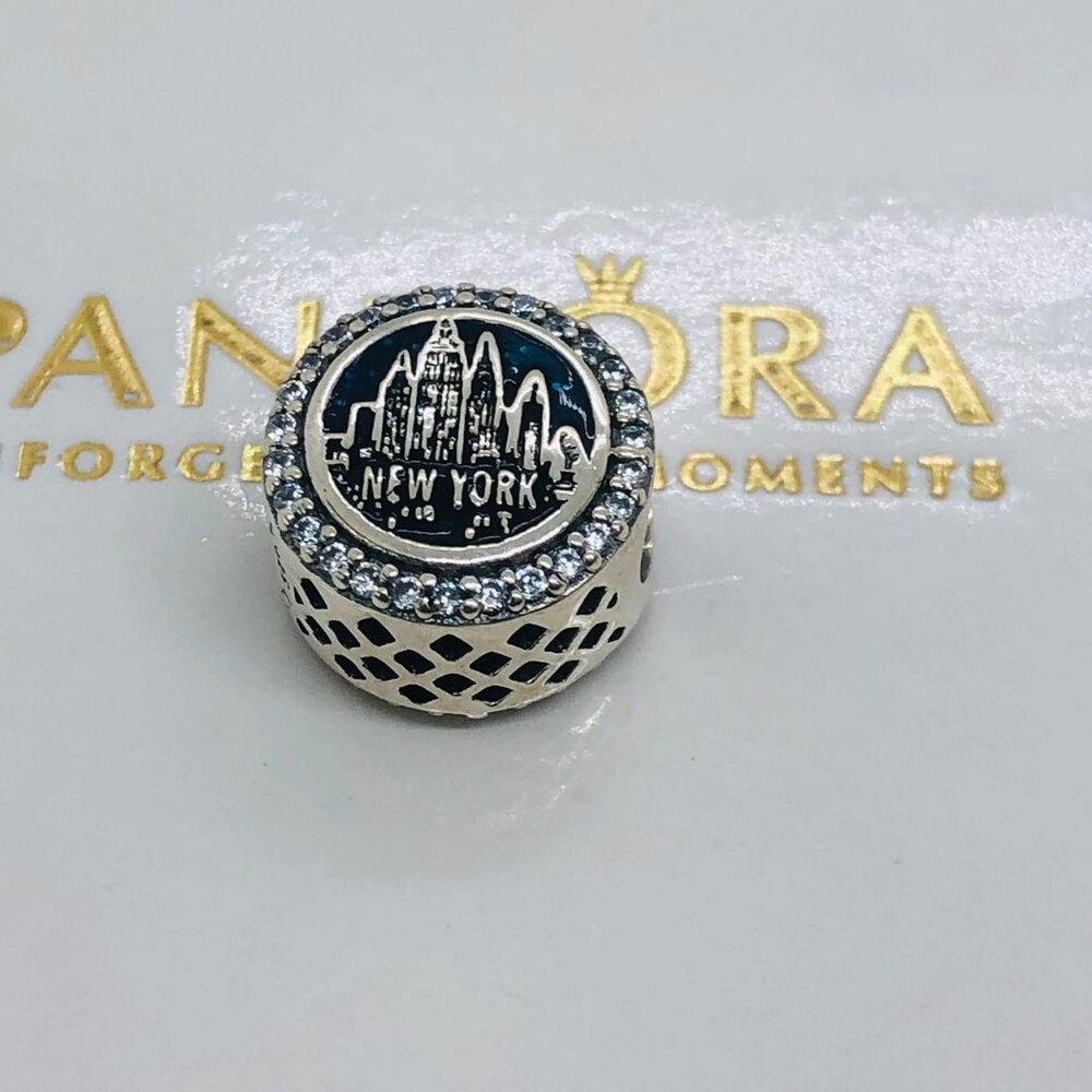 ✨🔥Pandora New York City Exclusive Round Moments Charm NYC w/ Cubic Zirconia
